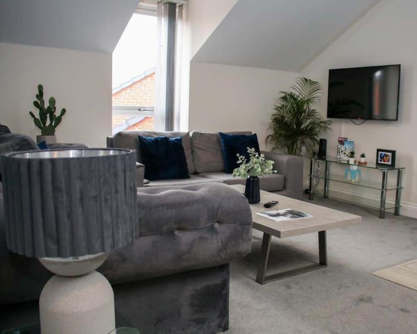 Luxe Living Guest House-Sleeps 6 -Family Friendly-Private Parking-Wifi-City-Beach 스완지 외부 사진