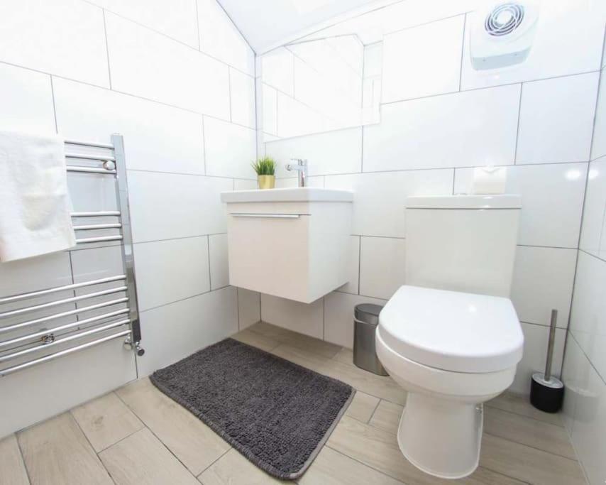 Luxe Living Guest House-Sleeps 6 -Family Friendly-Private Parking-Wifi-City-Beach 스완지 외부 사진
