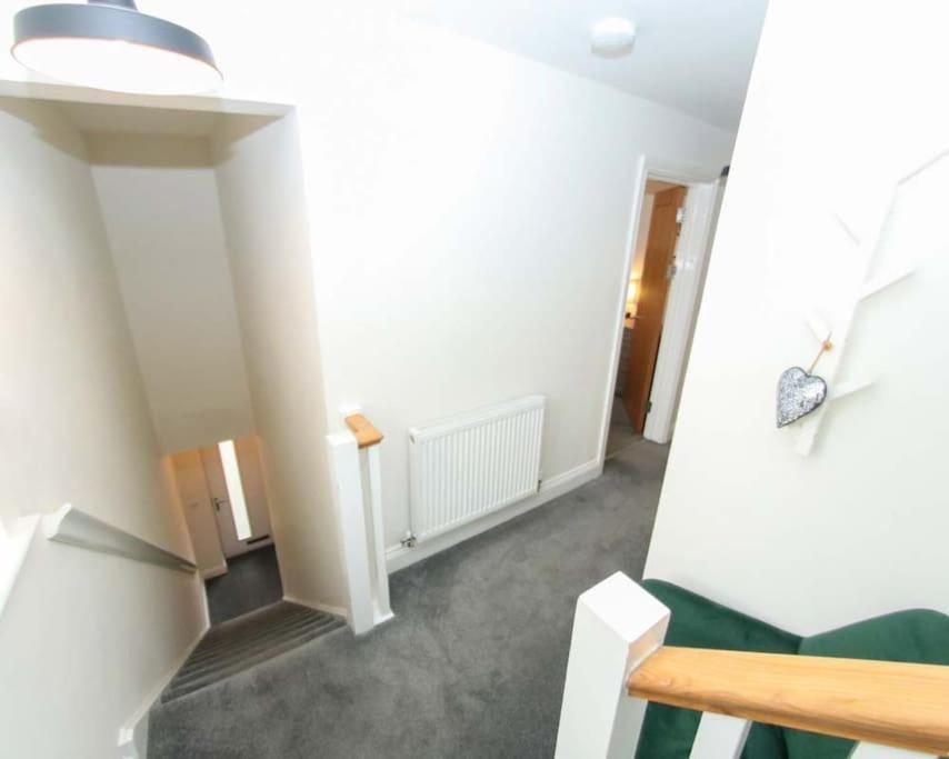 Luxe Living Guest House-Sleeps 6 -Family Friendly-Private Parking-Wifi-City-Beach 스완지 외부 사진