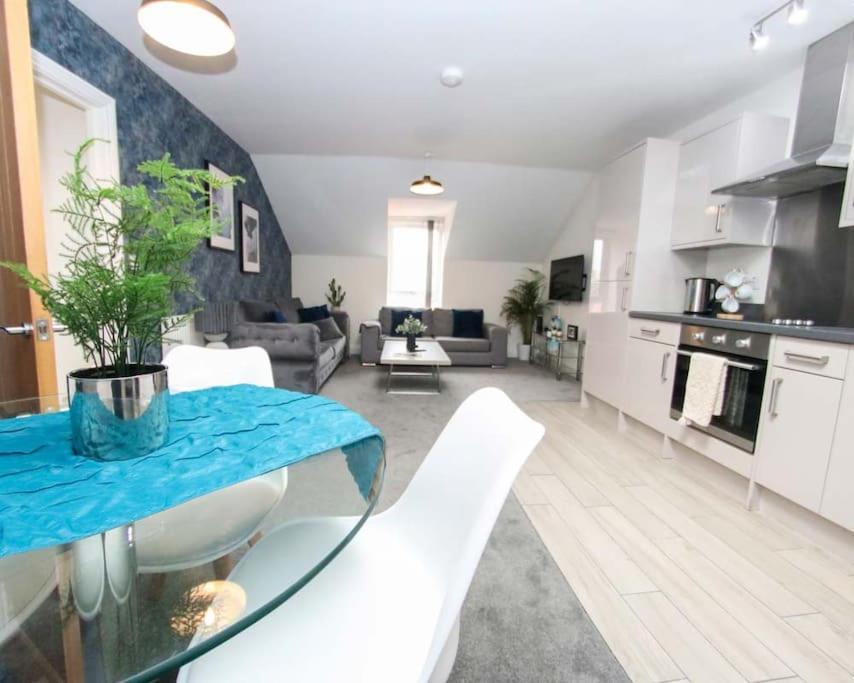 Luxe Living Guest House-Sleeps 6 -Family Friendly-Private Parking-Wifi-City-Beach 스완지 외부 사진