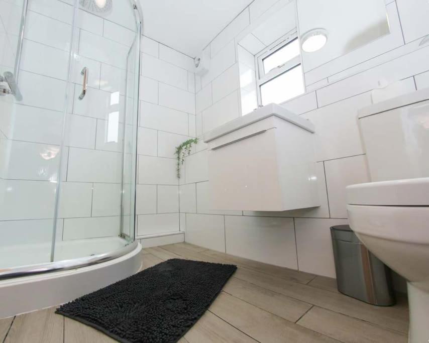 Luxe Living Guest House-Sleeps 6 -Family Friendly-Private Parking-Wifi-City-Beach 스완지 외부 사진