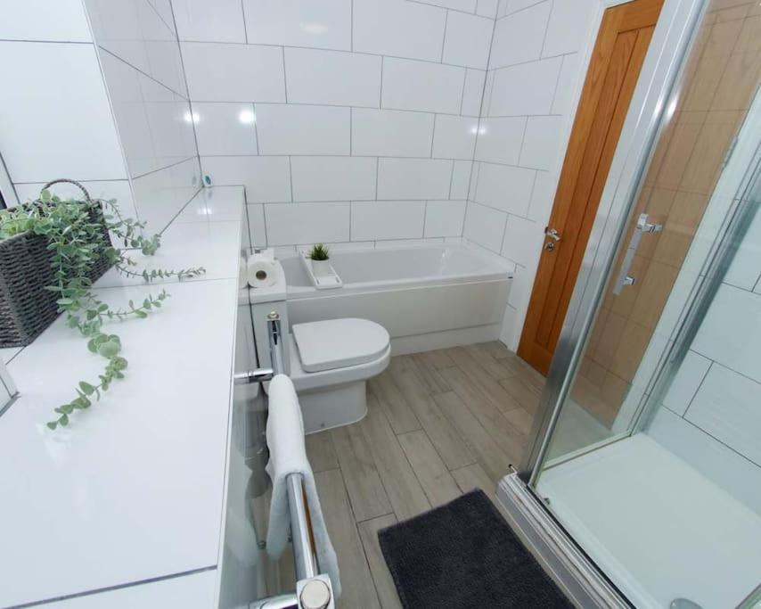 Luxe Living Guest House-Sleeps 6 -Family Friendly-Private Parking-Wifi-City-Beach 스완지 외부 사진