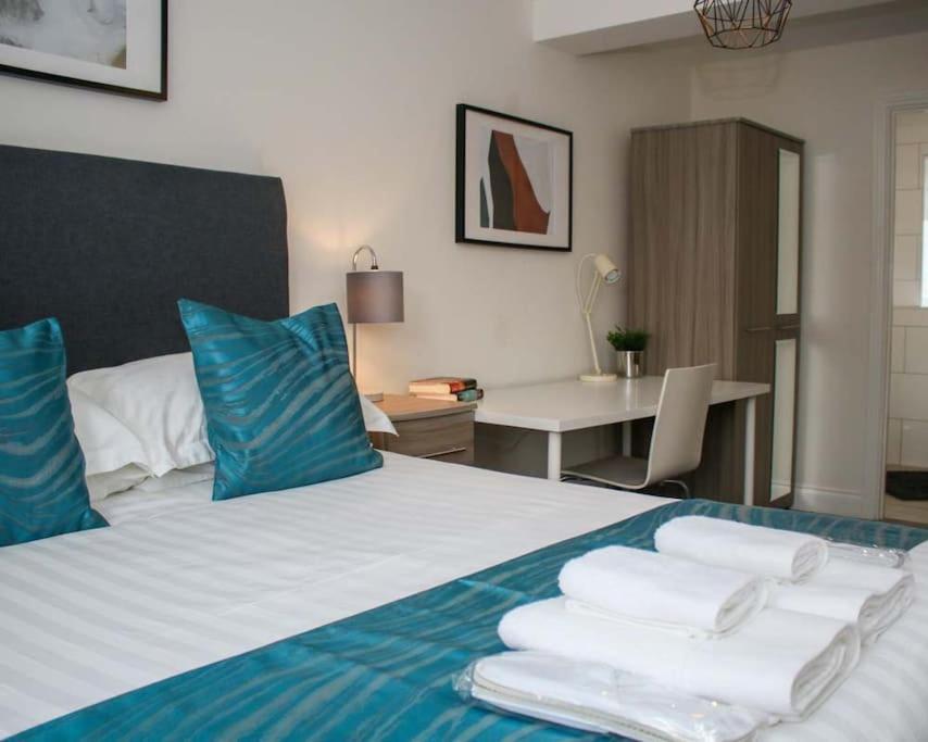 Luxe Living Guest House-Sleeps 6 -Family Friendly-Private Parking-Wifi-City-Beach 스완지 외부 사진