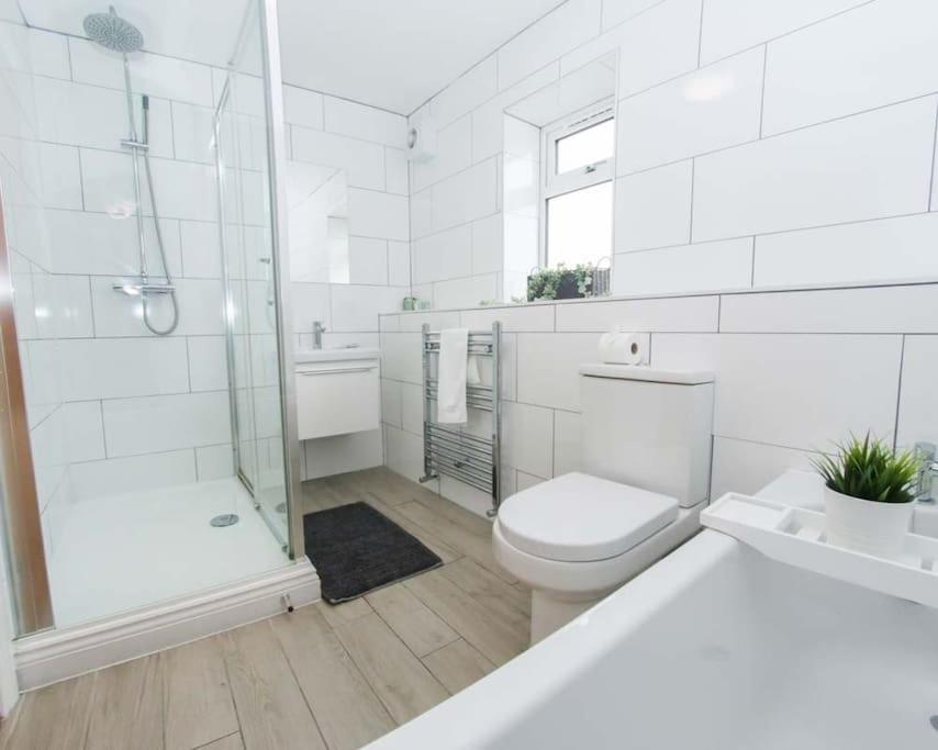 Luxe Living Guest House-Sleeps 6 -Family Friendly-Private Parking-Wifi-City-Beach 스완지 외부 사진
